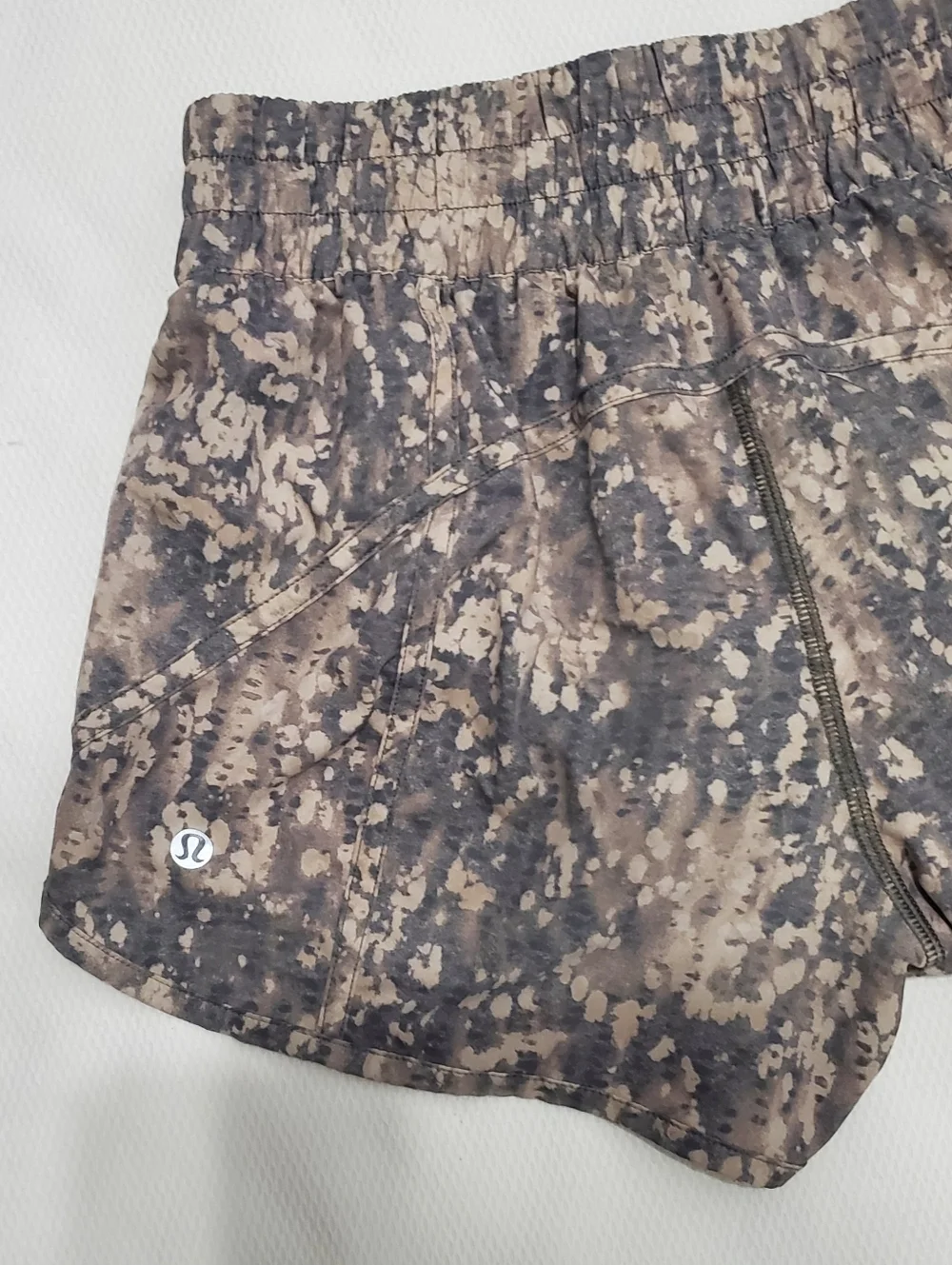 Lululemon Tracker Shorts V 4" Gritstone White Opal Multi Size 4 - Picture 7 of 10